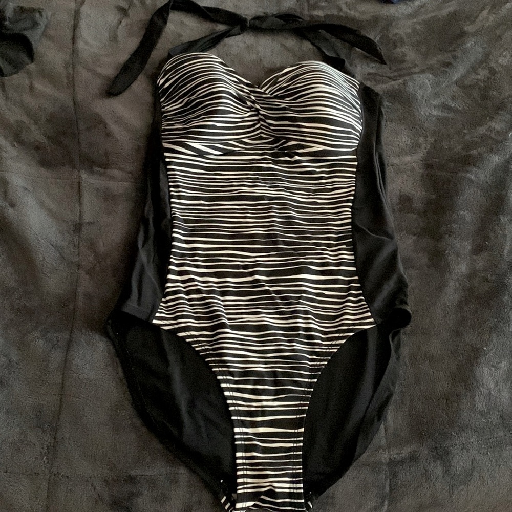 One piece swim suit
